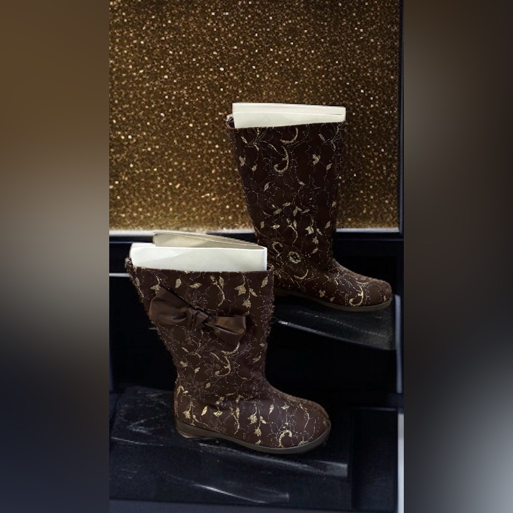 Joan Boyce Brown Boots w/Gold Embroidered Design & Brown Satin Bow Sz-9.5 W NWOB - Picture 11 of 16
